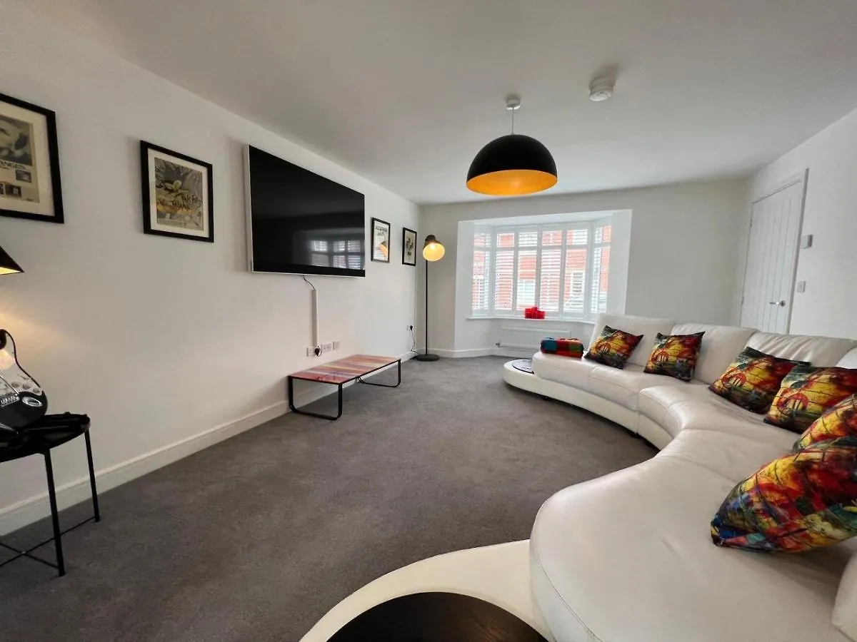 Apartment Spacious & Stylish 4-Bed House With Hot Tub In Prime Location Southampton