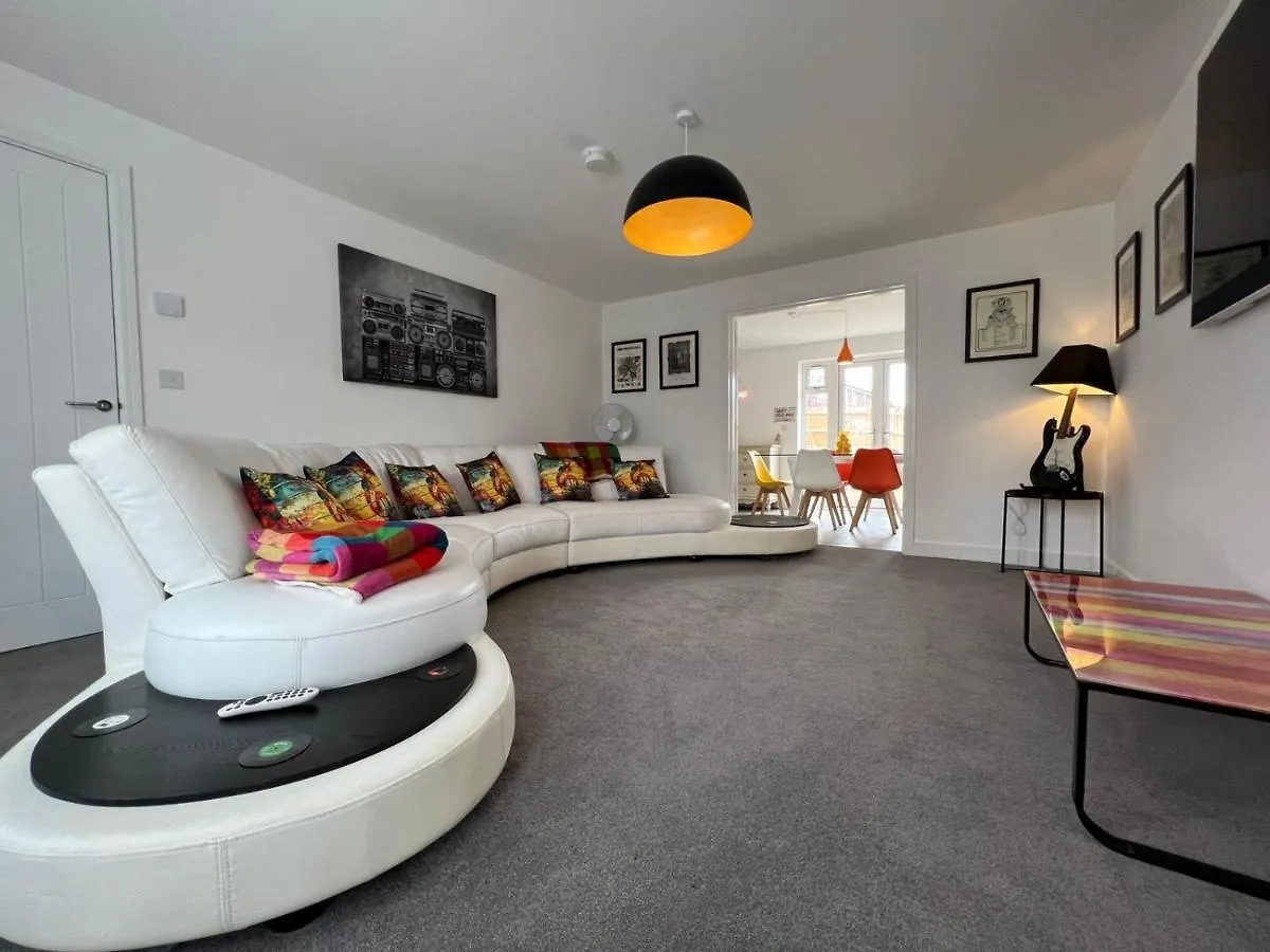 Apartment Spacious & Stylish 4-Bed House With Hot Tub In Prime Location Southampton United Kingdom
