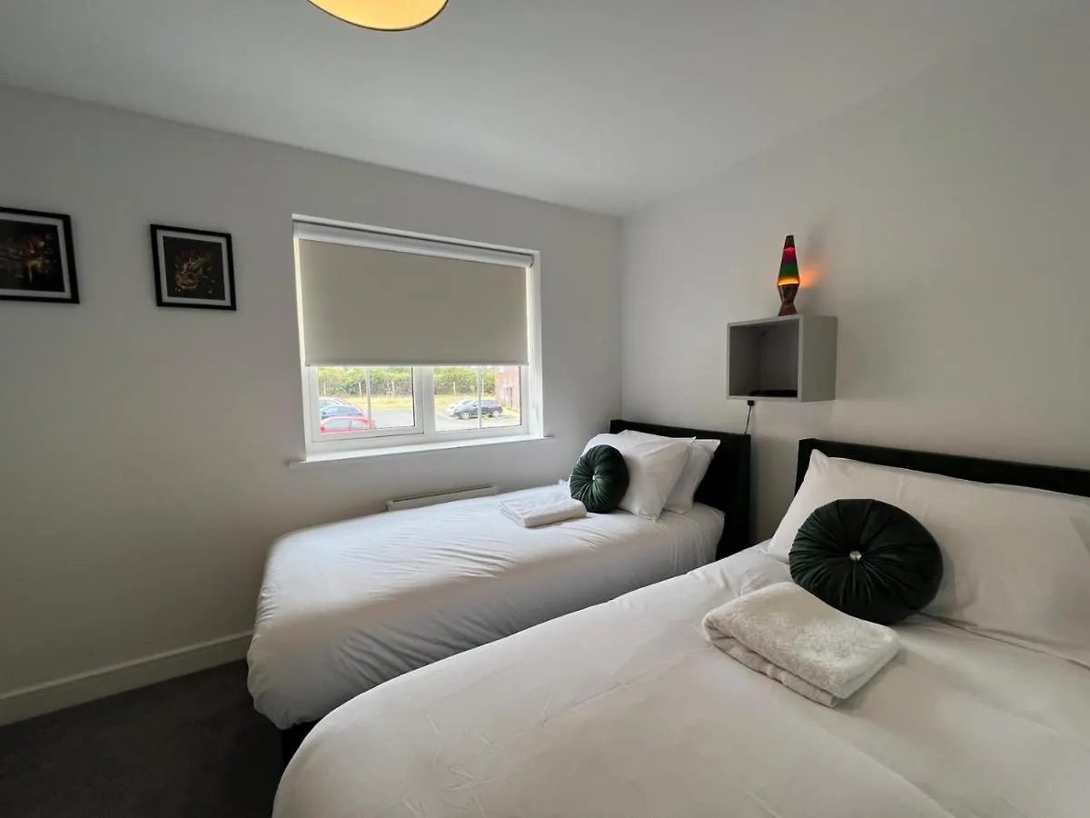 Spacious & Stylish 4-Bed House With Hot Tub In Prime Location Southampton 0*,  United Kingdom