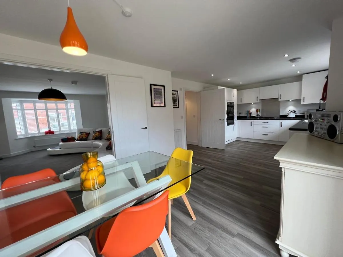 Apartment Spacious & Stylish 4-Bed House With Hot Tub In Prime Location Southampton