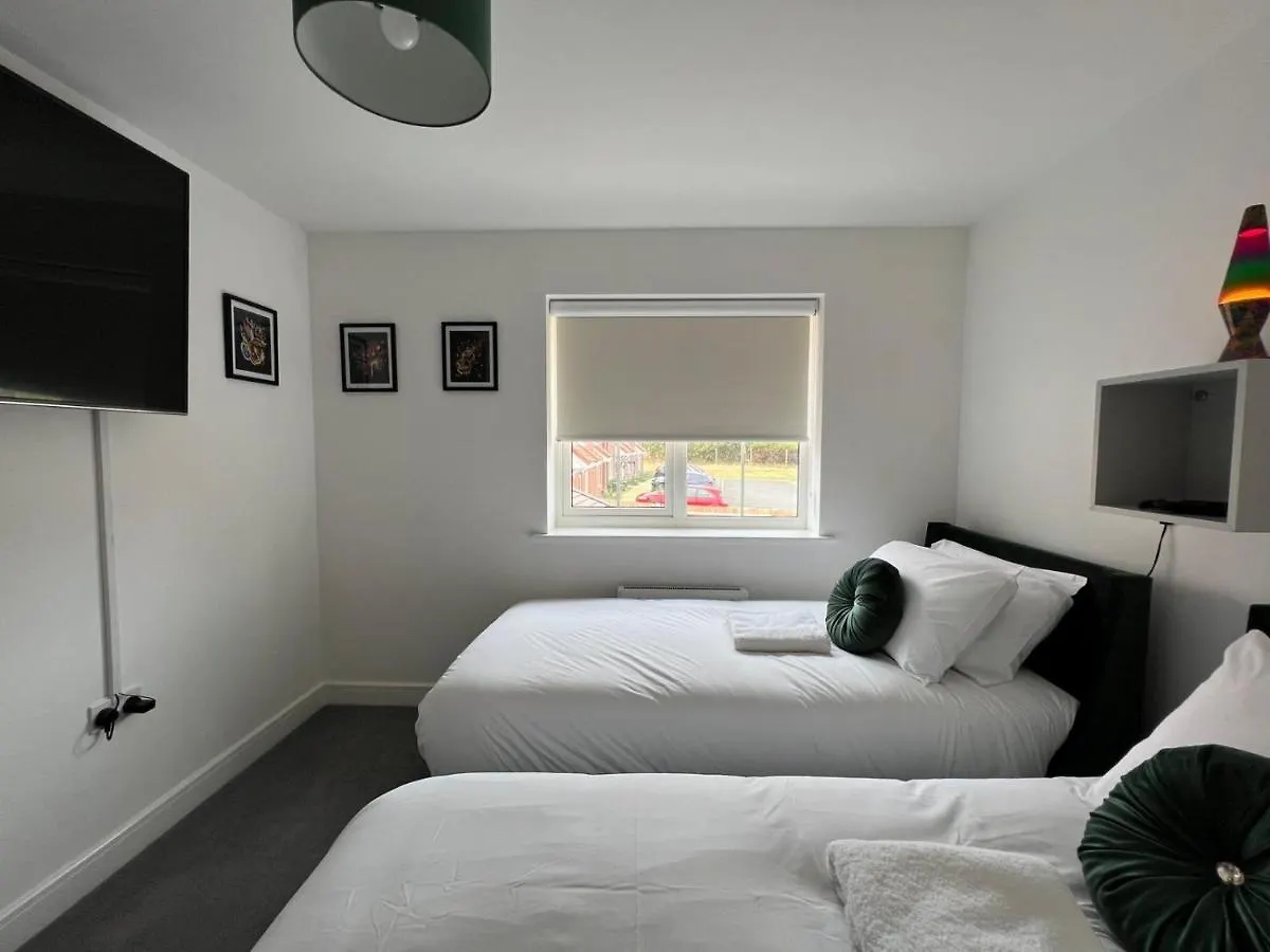 Spacious & Stylish 4-Bed House With Hot Tub In Prime Location Southampton 0*,