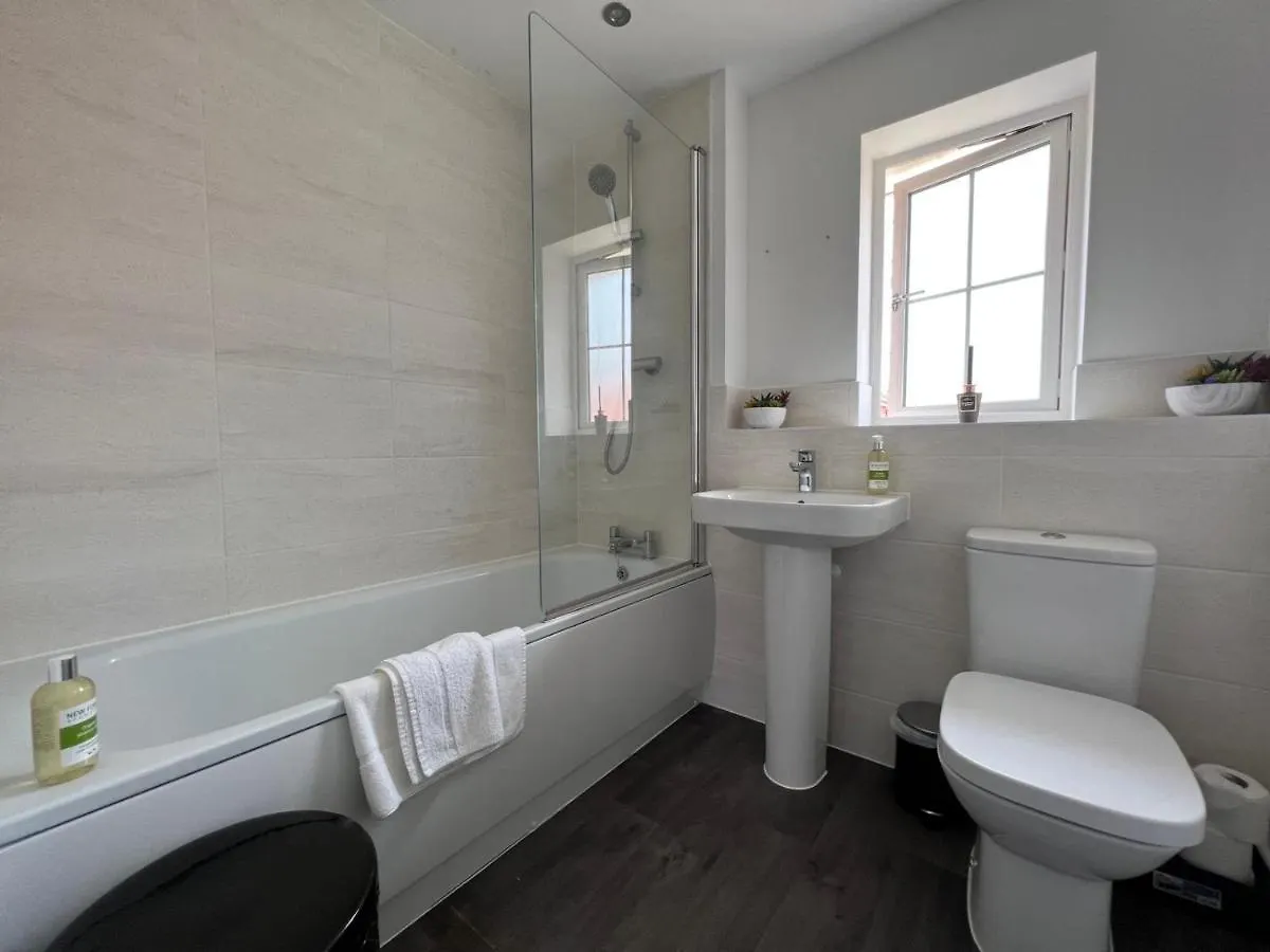 Spacious & Stylish 4-Bed House With Hot Tub In Prime Location Southampton 0*,  United Kingdom