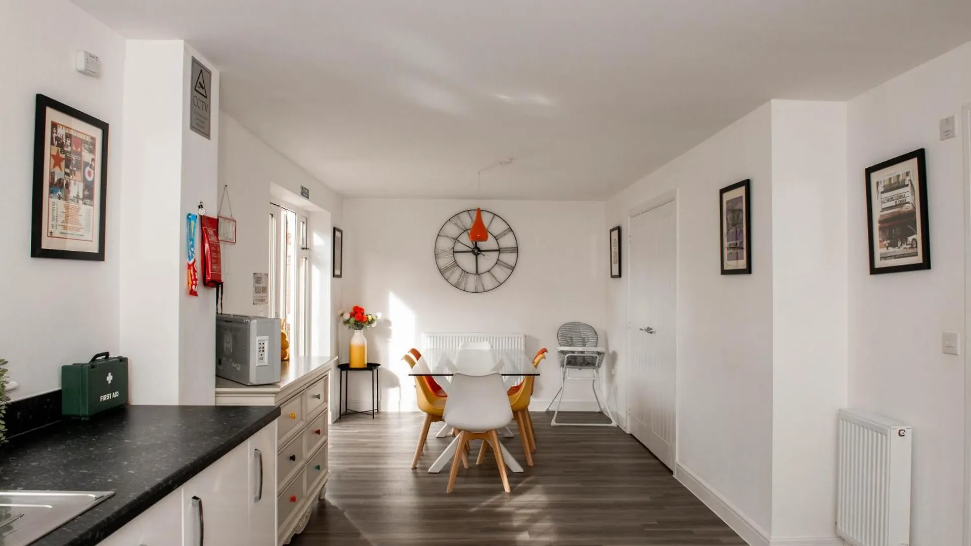 Spacious & Stylish 4-Bed House With Hot Tub In Prime Location contacts