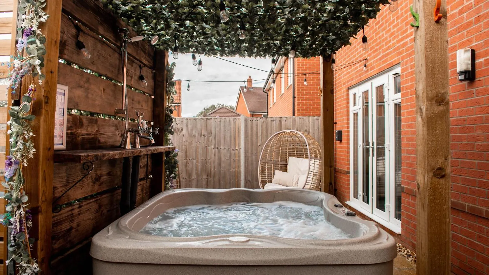 Spacious & Stylish 4-Bed House With Hot Tub In Prime Location Southampton Apartment