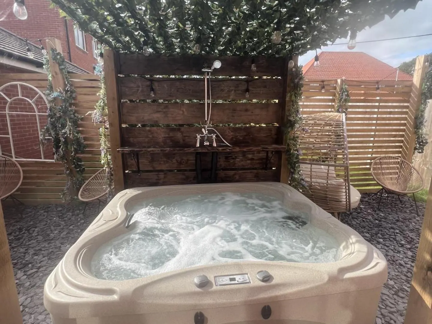 Spacious & Stylish 4-Bed House With Hot Tub In Prime Location Southampton Apartment