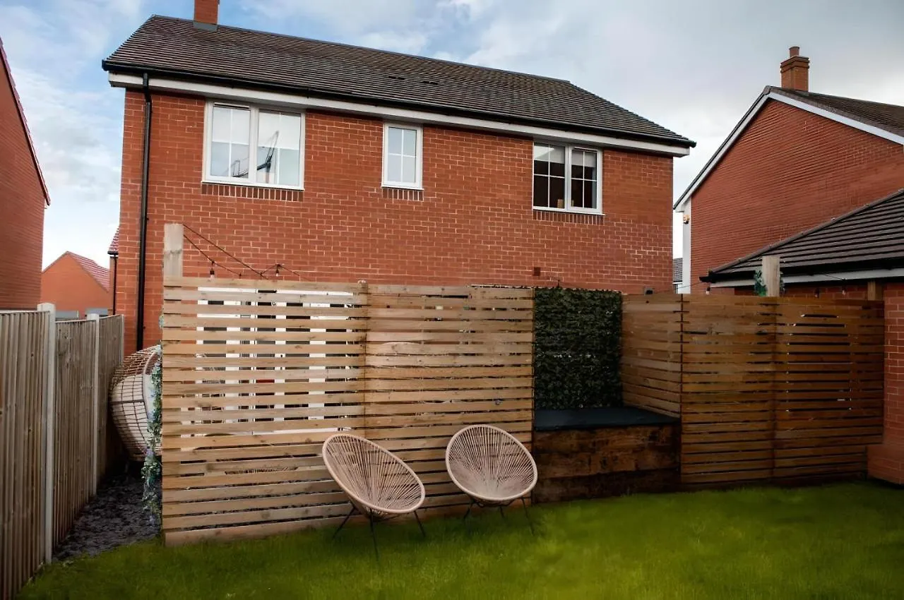 Spacious & Stylish 4-Bed House With Hot Tub In Prime Location Southampton